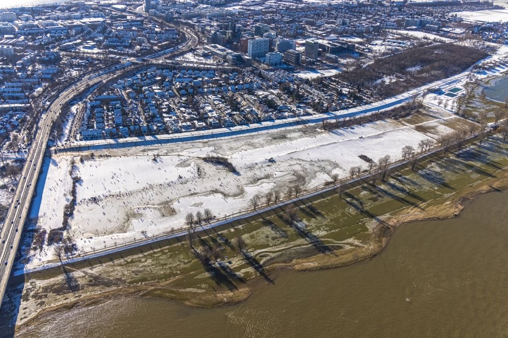 Aerial image Düsseldorf - Walkers and passers-by walk on the ice sheet of the frozen bank areas in the course of the river of the Rhine river in the district Niederkassel in Duesseldorf in the state North Rhine-Westphalia, Germany