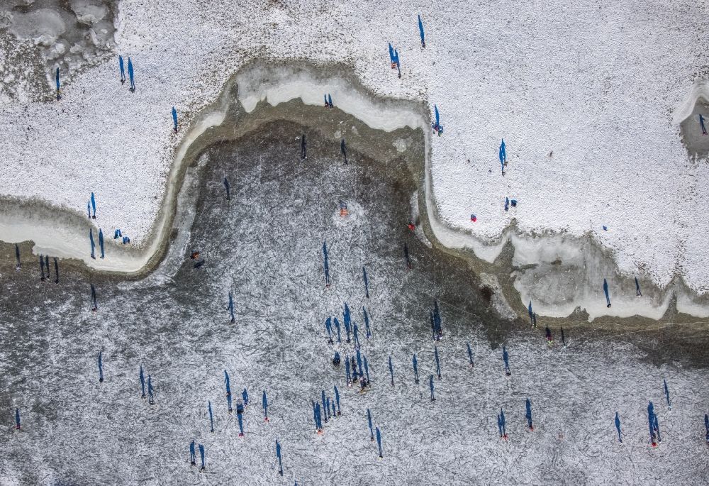 Aerial image Düsseldorf - Walkers and passers-by walk on the ice sheet of the frozen bank areas in the course of the river of the Rhine river in the district Niederkassel in Duesseldorf in the state North Rhine-Westphalia, Germany