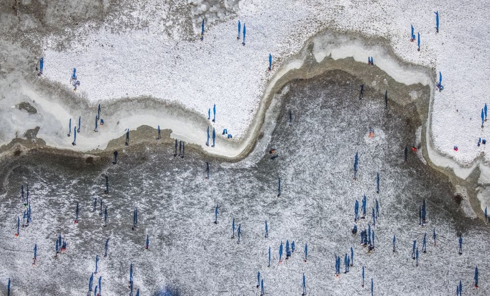 Aerial photograph Düsseldorf - Walkers and passers-by walk on the ice sheet of the frozen bank areas in the course of the river of the Rhine river in the district Niederkassel in Duesseldorf in the state North Rhine-Westphalia, Germany