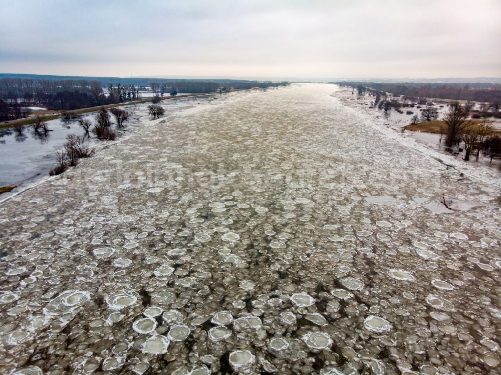 Aerial image Hohenwutzen - Drift ice layer on the bank areas with increased water level filled river bed of Oder in Hohenwutzen in the state Brandenburg, Germany