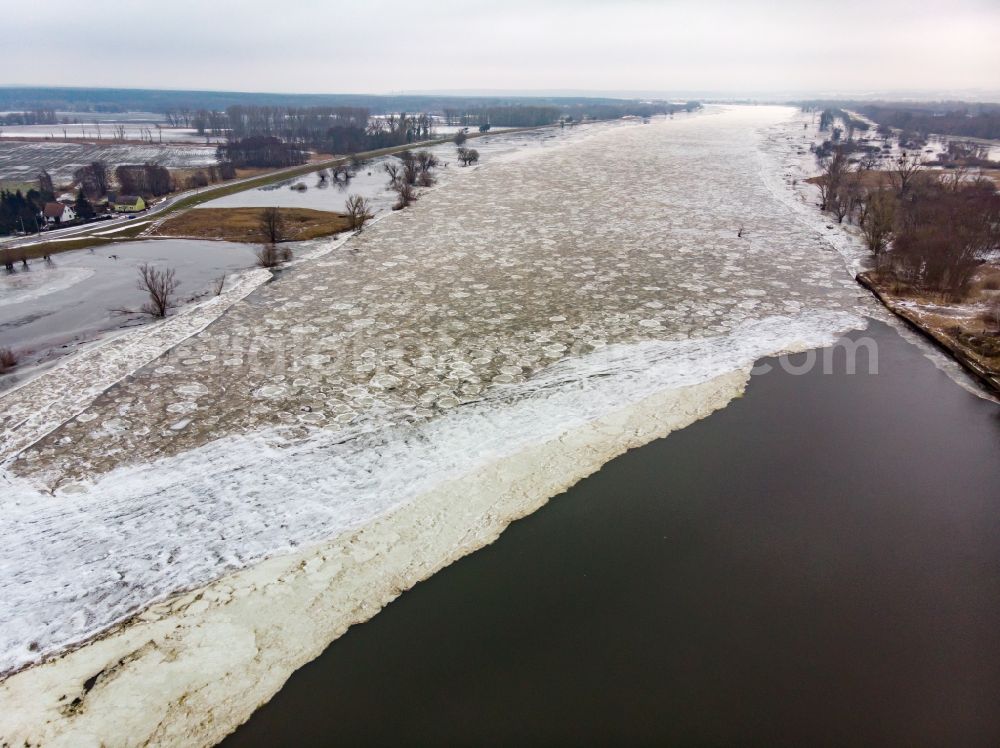 Aerial photograph Hohenwutzen - Drift ice layer on the bank areas with increased water level filled river bed of Oder in Hohenwutzen in the state Brandenburg, Germany