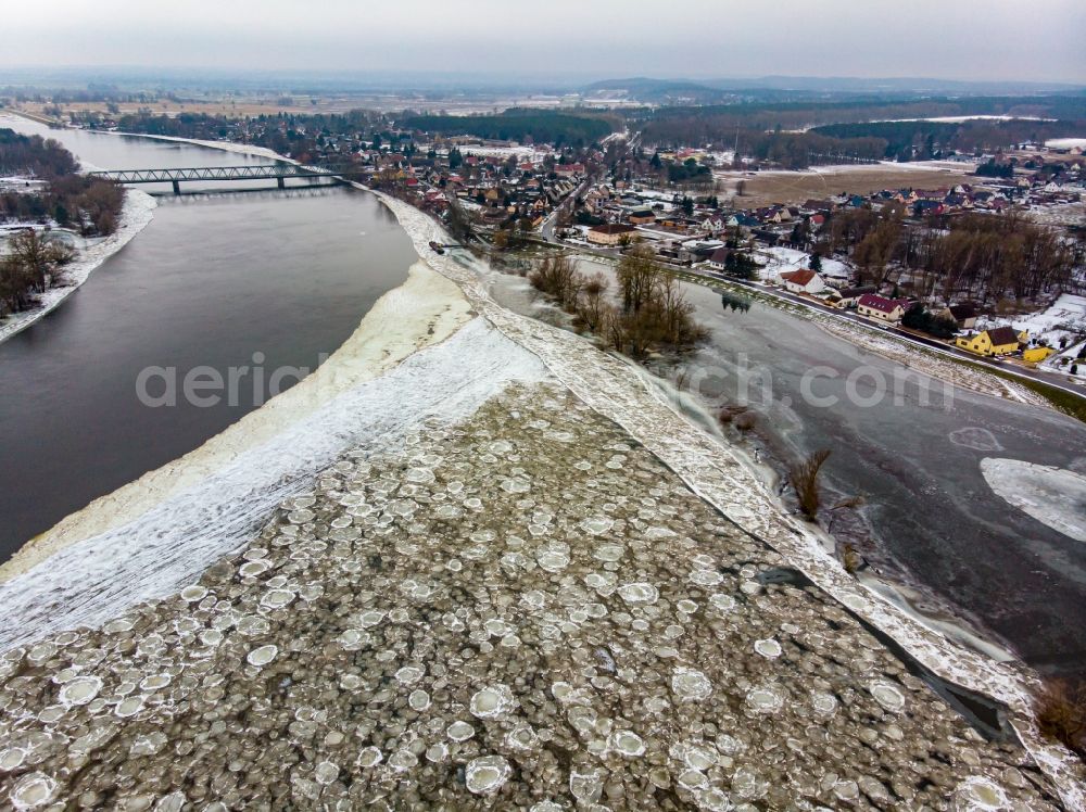 Hohenwutzen from the bird's eye view: Drift ice layer on the bank areas with increased water level filled river bed of Oder in Hohenwutzen in the state Brandenburg, Germany