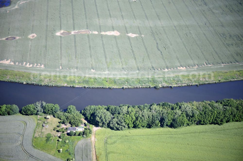 Aerial image Genthin - Blick über den Elbe-Havel-Kanal von Süd nach Nord. Flussverlauf von Seedorf über Genthin bis Kader Schleuse. View over the Elbe-Havel-Canal from south to north.