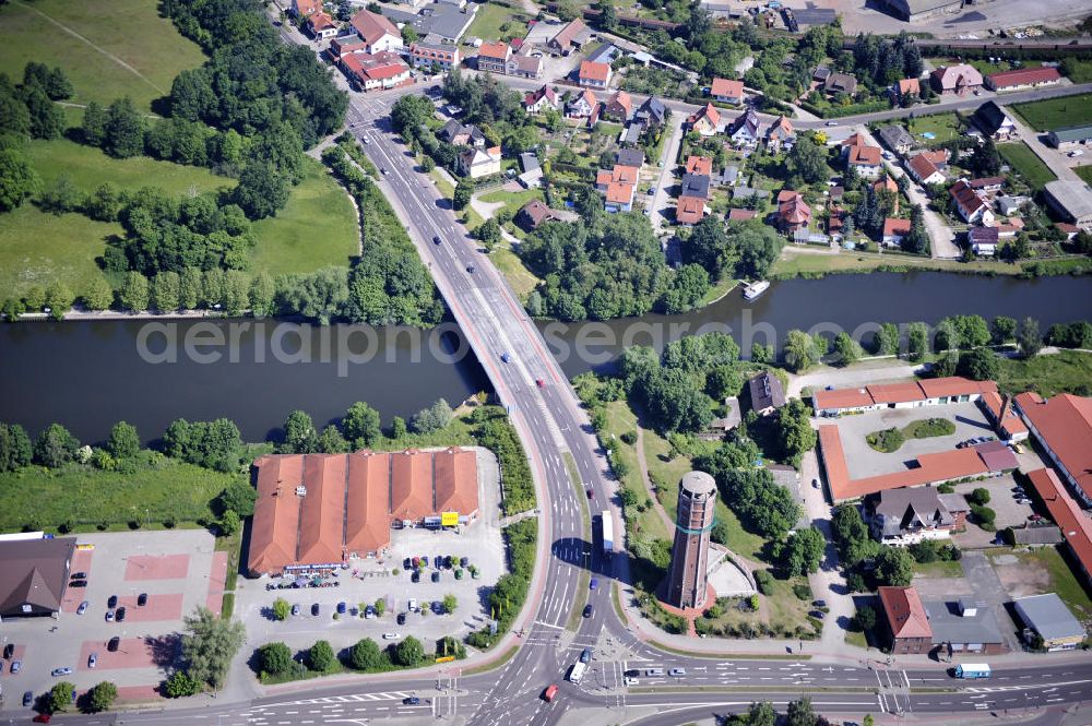 Aerial image Genthin - Blick über den Elbe-Havel-Kanal von Süd nach Nord. Flussverlauf von Seedorf über Genthin bis Kader Schleuse. View over the Elbe-Havel-Canal from south to north.