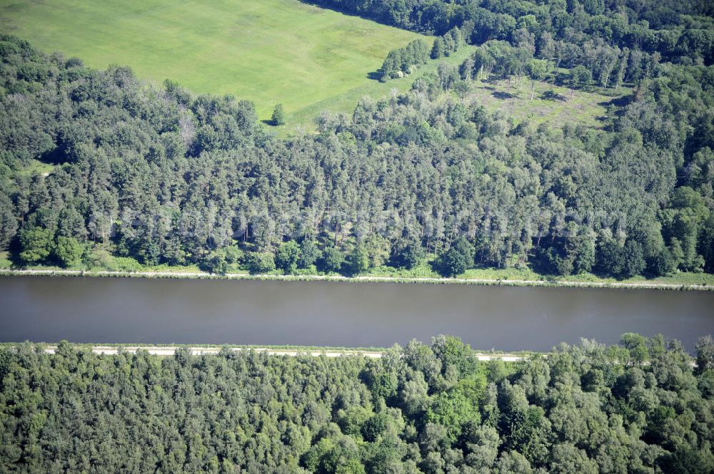 Aerial photograph Genthin - Blick über den Elbe-Havel-Kanal von Süd nach Nord. Flussverlauf von Seedorf über Genthin bis Kader Schleuse. View over the Elbe-Havel-Canal from south to north.