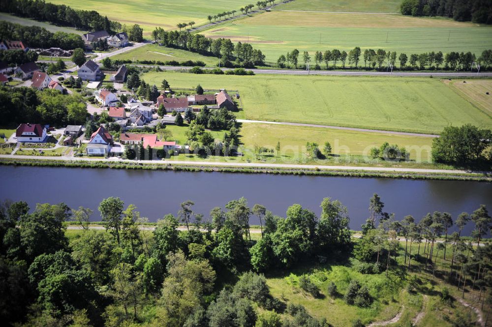 Aerial photograph Genthin - Blick über den Elbe-Havel-Kanal von Nord nach Süd. Flussverlauf von Kader Schleuse über Genthin bis Seedorf. View over the Elbe-Havel-Canal from north to south.