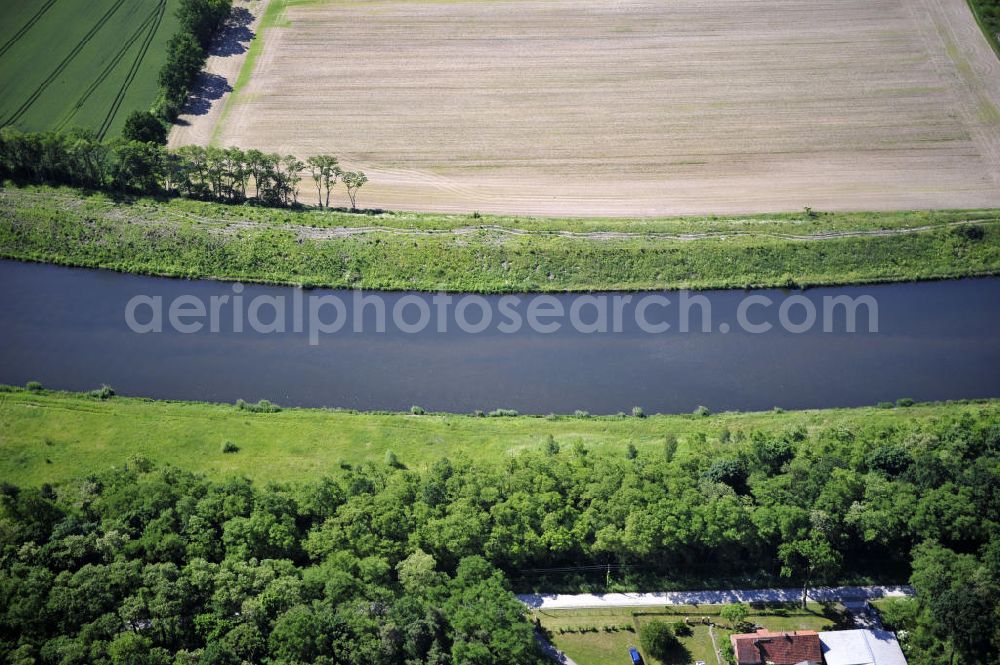Aerial image Genthin - Blick über den Elbe-Havel-Kanal von Nord nach Süd. Flussverlauf von Kader Schleuse über Genthin bis Seedorf. View over the Elbe-Havel-Canal from north to south.