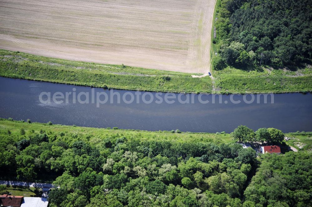 Aerial photograph Genthin - Blick über den Elbe-Havel-Kanal von Nord nach Süd. Flussverlauf von Kader Schleuse über Genthin bis Seedorf. View over the Elbe-Havel-Canal from north to south.