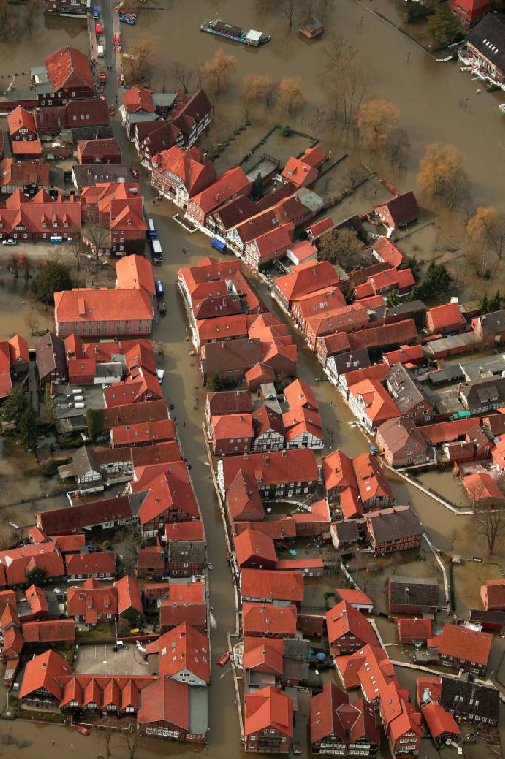 Aerial image Hitzacker - Blick auf das Elbe-Hochwasser bei Hitzacker. Die komplette Altstadt von Hitzacker wurde durch den Fluss überschwemmt. Hier der Blick entlang der Drawehnertorstraße welche zur Straße Am Markt und dann zur Hauptstraße wird, sowie die parallel führende Elbstraße.