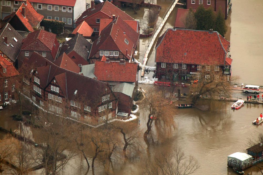 Hitzacker from above - Blick auf das Elbe-Hochwasser bei Hitzacker. Die komplette Altstadt von Hitzacker wurde durch den Fluss überschwemmt. Hier geht der Blick vorbei am Jeetzelufer auf Rettungskräfte an der Drawehnertorschenke.
