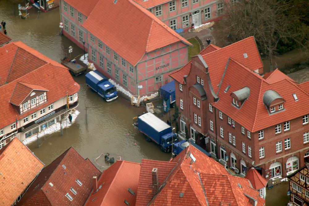 Aerial image Hitzacker - Blick auf das Elbe-Hochwasser bei Hitzacker. Die komplette Altstadt von Hitzacker wurde durch den Fluss überschwemmt. Hier Hilfskräfte des Technischen Hilfswerk Am Markt nahe dem Rathaus.