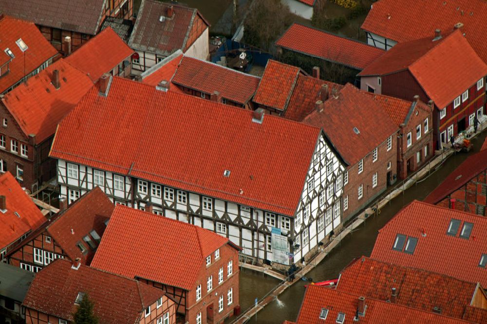Hitzacker from above - Blick auf das Elbe-Hochwasser bei Hitzacker. Die komplette Altstadt von Hitzacker wurde durch den Fluss überschwemmt. Hier das Alte Zollhaus, welches das Hitzacker Museum beherbergt, an der Zollstarße Ecke Hauptstraße.