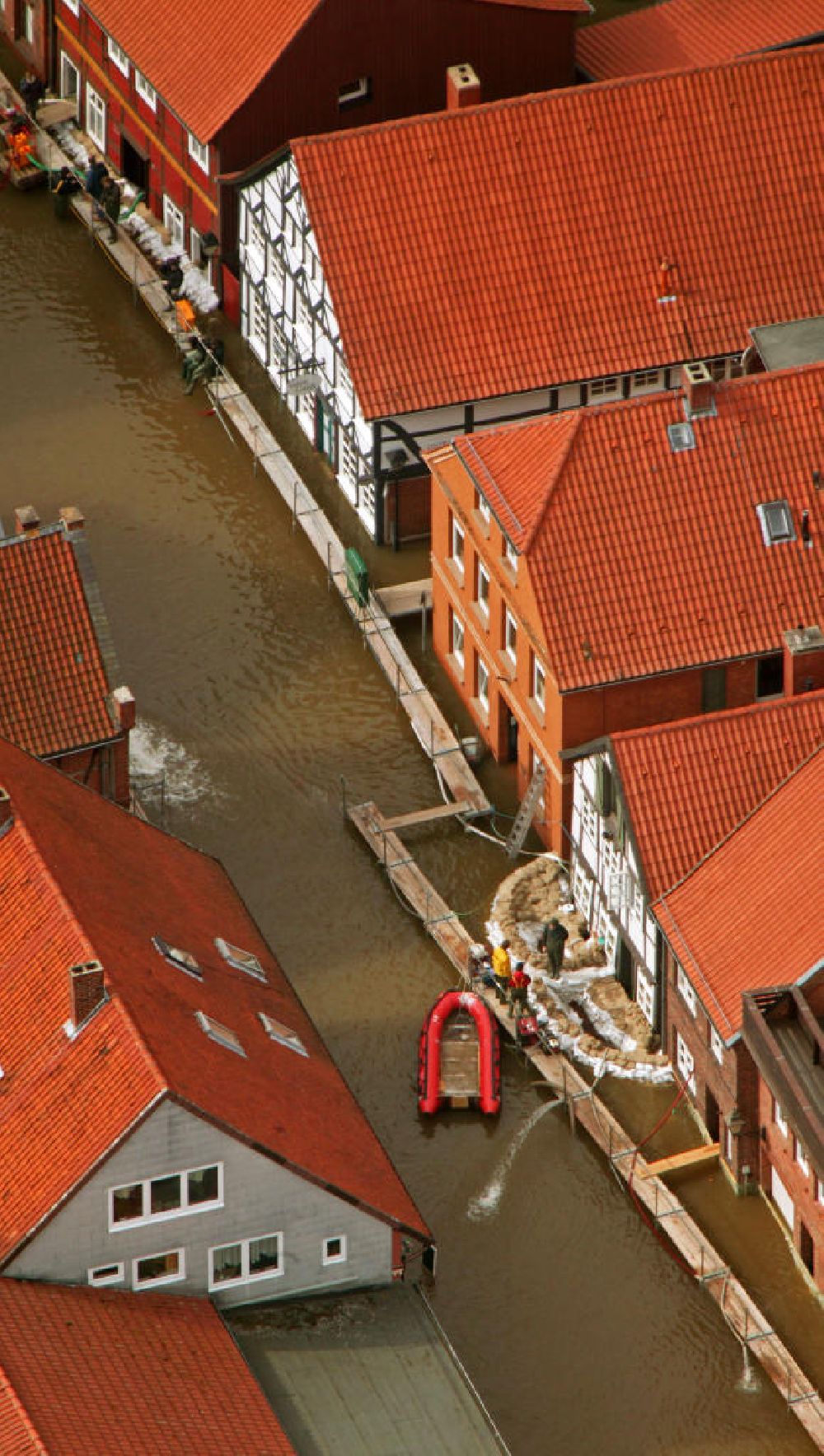 Hitzacker from the bird's eye view: Blick auf das Elbe-Hochwasser bei Hitzacker. Die komplette Altstadt von Hitzacker wurde durch den Fluss überschwemmt. Hier die Hauptstraße mit der Galerie Sigrid Gaide.