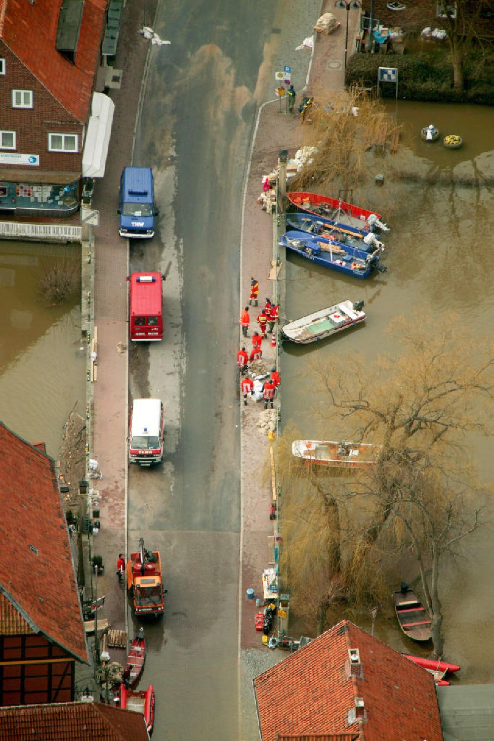 Aerial image Hitzacker - Blick auf das Elbe-Hochwasser bei Hitzacker. Die komplette Altstadt von Hitzacker wurde durch den Fluss überschwemmt. Rettungskräfte auf der Brücke Drawehnertorstraße.