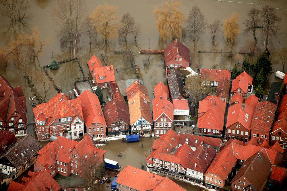 Aerial image Hitzacker - Blick auf das Elbe-Hochwasser bei Hitzacker. Die komplette Altstadt von Hitzacker wurde durch den Fluss überschwemmt. Hier der Blick über die Elbstraße auf das Jeetzelufer.