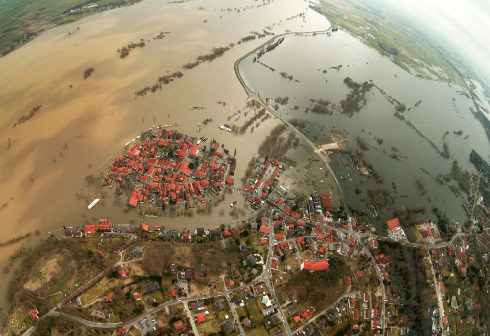 Aerial image Hitzacker - Fisheye / Fischauge-Optik: Blick auf das Elbe-Hochwasser bei Hitzacker. Die komplette Altstadt von Hitzacker wurde durch den Fluss überschwemmt.