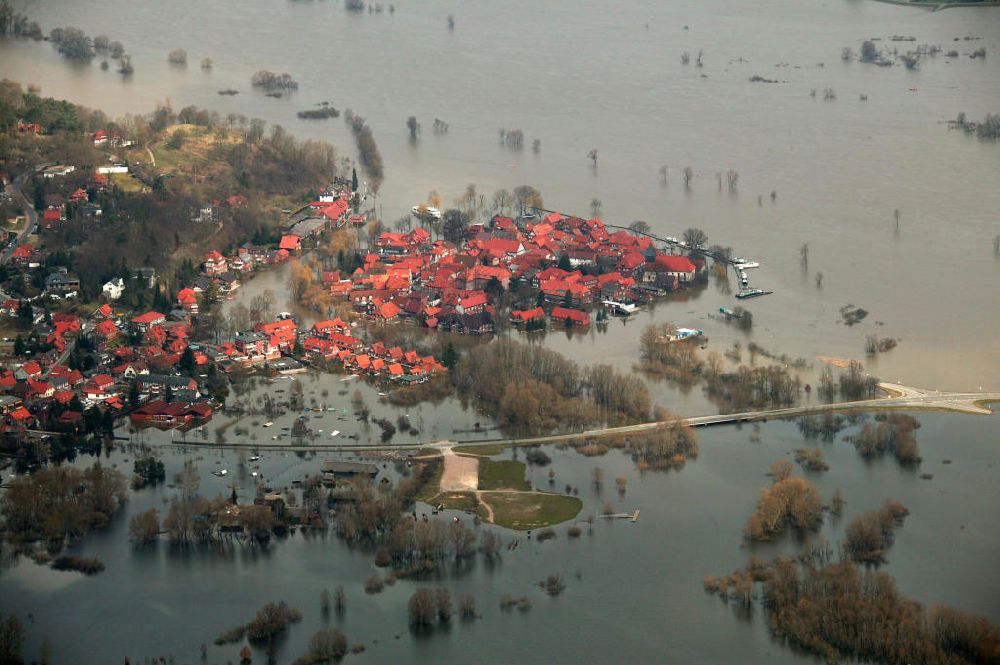 Aerial image Hitzacker - Blick auf das Elbe-Hochwasser bei Hitzacker. Die komplette Altstadt von Hitzacker wurde durch den Fluss überschwemmt.