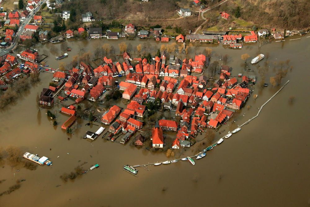 Hitzacker from the bird's eye view: Blick auf das Elbe-Hochwasser bei Hitzacker. Die komplette Altstadt von Hitzacker wurde durch den Fluss überschwemmt.