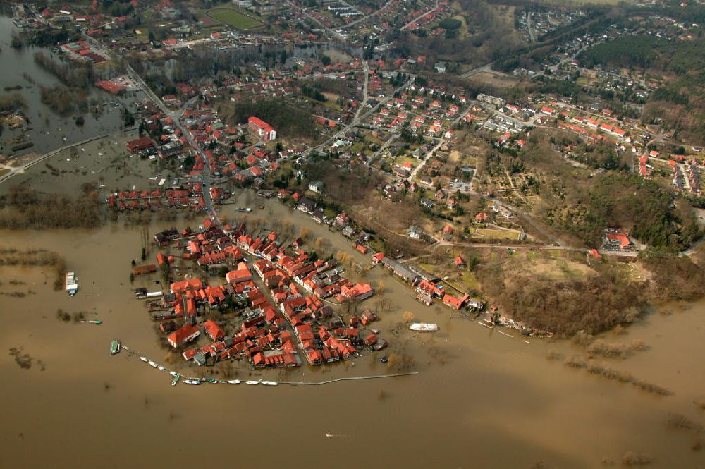 Aerial image Hitzacker - Blick auf das Elbe-Hochwasser bei Hitzacker. Die komplette Altstadt von Hitzacker wurde durch den Fluss überschwemmt.
