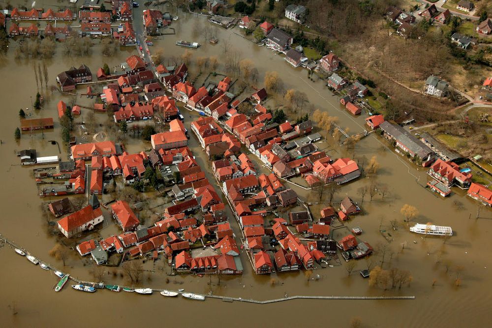 Aerial photograph Hitzacker - Blick auf das Elbe-Hochwasser bei Hitzacker. Die komplette Altstadt von Hitzacker wurde durch den Fluss überschwemmt.