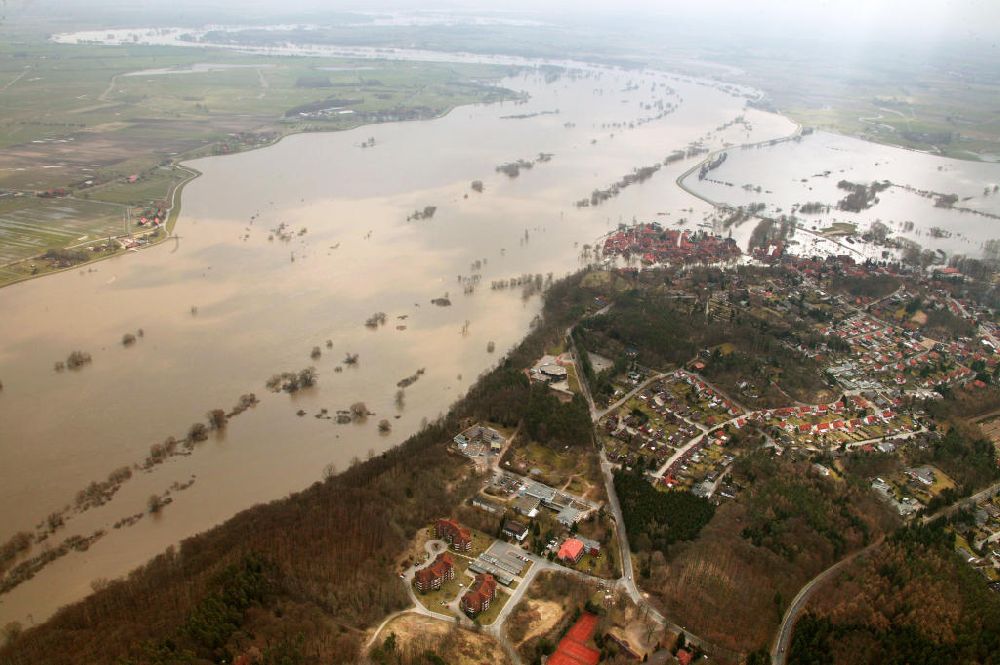Aerial photograph Hitzacker - Blick auf das Elbe-Hochwasser bei Hitzacker. Die komplette Altstadt von Hitzacker wurde durch den Fluss überschwemmt.