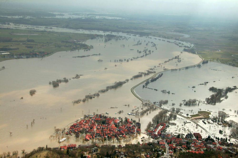 Hitzacker from above - Blick auf das Elbe-Hochwasser bei Hitzacker. Die komplette Altstadt von Hitzacker wurde durch den Fluss überschwemmt.