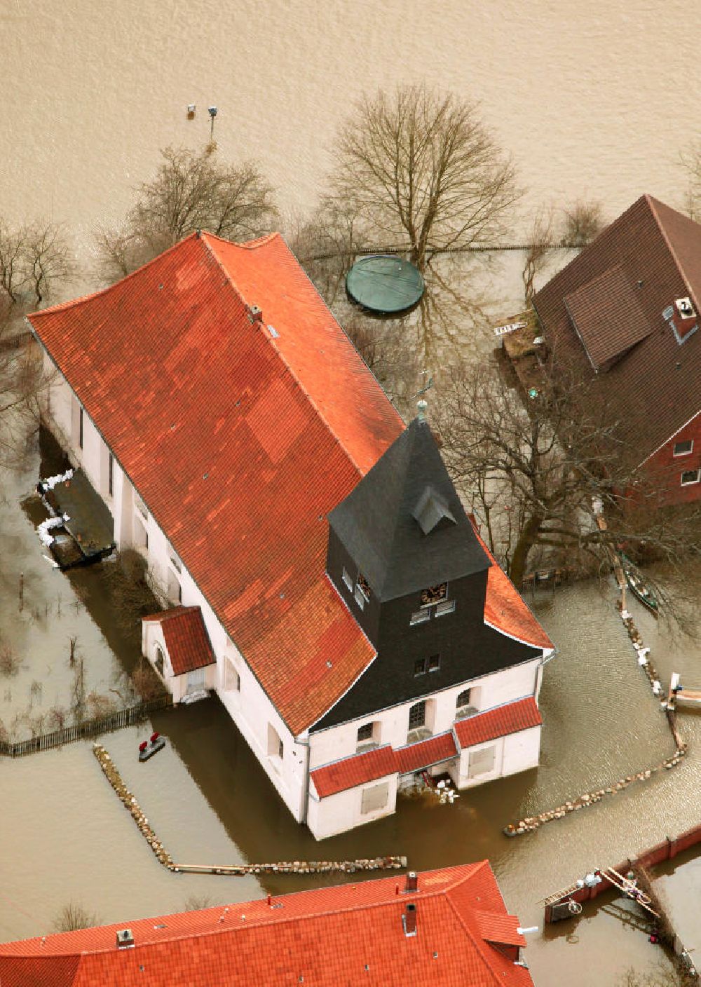 Hitzacker from above - Blick auf das Elbe-Hochwasser bei Hitzacker. Die komplette Altstadt von Hitzacker wurde durch den Fluss überschwemmt. Hier die St.Johannes-Kirche entlange der Straße An der Kirche.