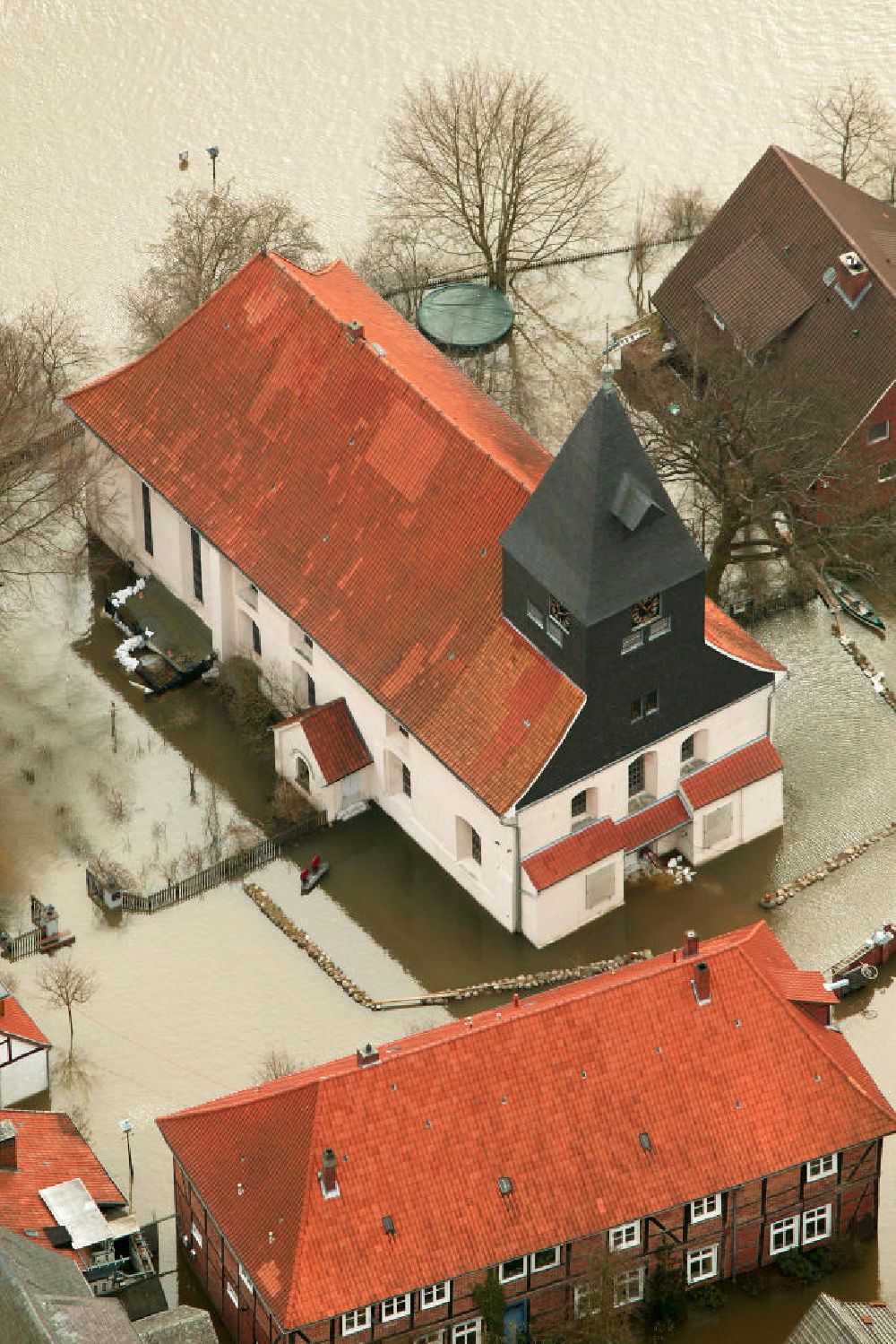 Hitzacker from the bird's eye view: Blick auf das Elbe-Hochwasser bei Hitzacker. Die komplette Altstadt von Hitzacker wurde durch den Fluss überschwemmt. Hier die St.Johannes-Kirche entlange der Straße An der Kirche.