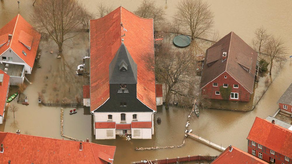 Aerial image Hitzacker - Blick auf das Elbe-Hochwasser bei Hitzacker. Die komplette Altstadt von Hitzacker wurde durch den Fluss überschwemmt. Hier die St.Johannes-Kirche entlange der Straße An der Kirche.