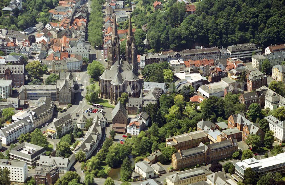 Aerial photograph Marburg - Die Universitätsstadt Marburg besitzt seit dem 12. Jh. Stadtrechte. Am Fuße des Schlossberges wurde ab 1235 die Elisabethkirche errichtet. Sie gilt als erster gotischer Kirchenbau im deutschen Kulturgebiet.