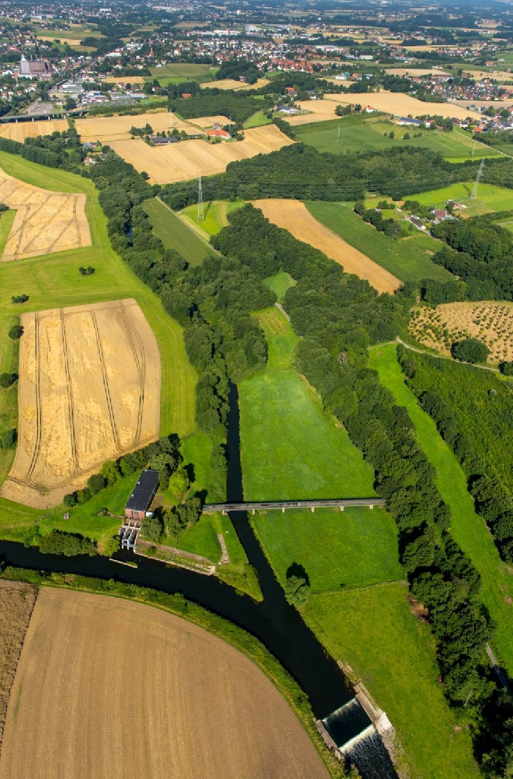 Kirchlengern from above - Meeting point of the rivers Else and Werre in the East of Kirchlengern in the state of North Rhine-Westphalia. The rivers mit in the district of Herford, surrounded by agricultural fields and forest