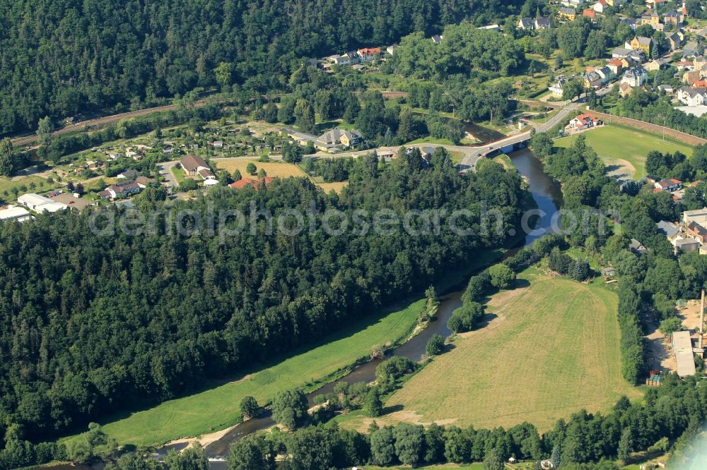 Aerial photograph Berga/Elster - The White Elster resonates with one turn of Berga / Elster past in Thuringia. The highway B175 bridge crossed by the river and flows into the Pushkin street. The tracks of the railway Elstertal lead past the wooded slopes. In the industrial estate Windleite have the dealership Dengler GmbH and REGA binding and laminating their establishment