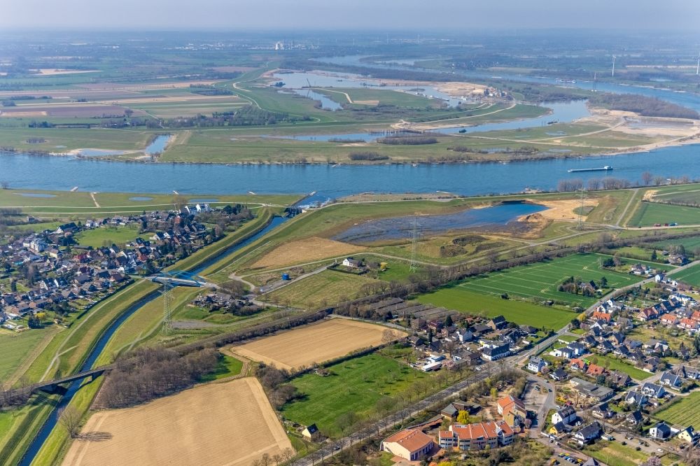 Dinslaken from the bird's eye view: Emscher flows into the Rhine near Dinslaken at Ruhrgebiet in North Rhine-Westphalia