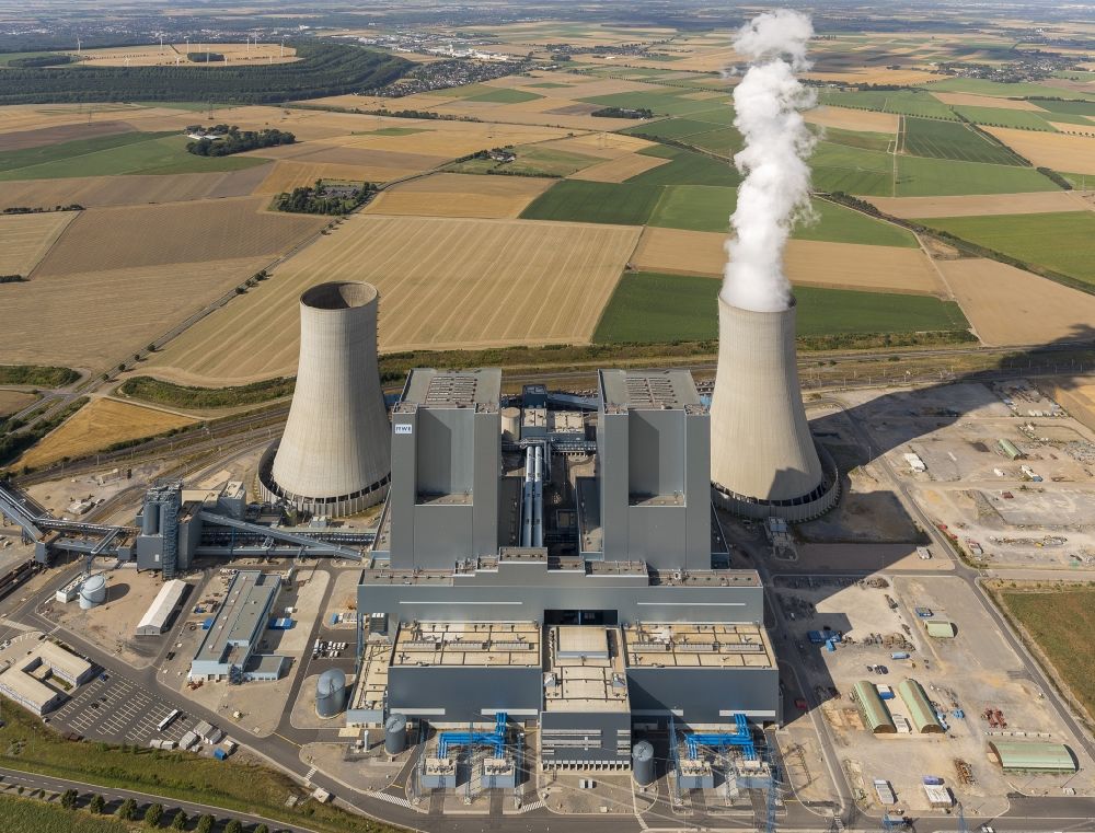 Aerial image NIEDERAUßEM - Blick auf das Ensemble der Kohle- Kraftwerk bei Neurath und Niederaußem in Nordrhein-Westfalen. Das Kraftwerk Niederaußem ist ein von der RWE Power mit Braunkohle betriebenes Grundlastkraftwerk in Bergheim-Niederaußem (Rhein-Erft-Kreis). Der Wind treibt die aus den Kühltürmen und Schloten austretenden Rauchfahnen kilometerweit in das Umland. RWE hat am Standort in Zusammenarbeit mit Linde und BASF eine Pilotanlage zur CO2-Abscheidung aufgebaut. Ensemble of the RWE coal power plant in Neurath and Niederaussem in North Rhine-Westphalia.