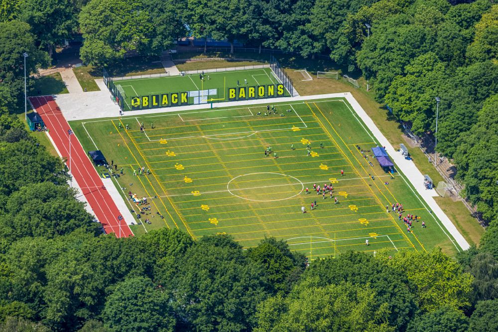 Aerial image Herne - Ensemble of sports grounds of American Football field Horststadion on street Nachtigallenweg in the district Wanne-Eickel in Herne at Ruhrgebiet in the state North Rhine-Westphalia, Germany