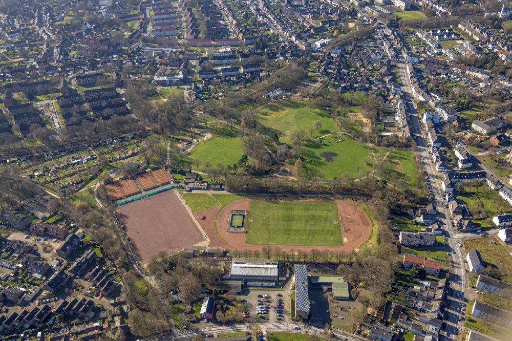 Aerial photograph Bottrop - Ensemble of sports grounds on Batenbrockerpark in Bottrop in the state North Rhine-Westphalia, Germany