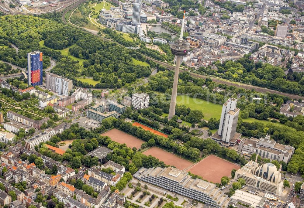 Köln from the bird's eye view: Ensemble of sports grounds of Bezirkssportanlage Praelat Ludwig Wolker in the district Ehrenfeld in Cologne in the state North Rhine-Westphalia, Germany