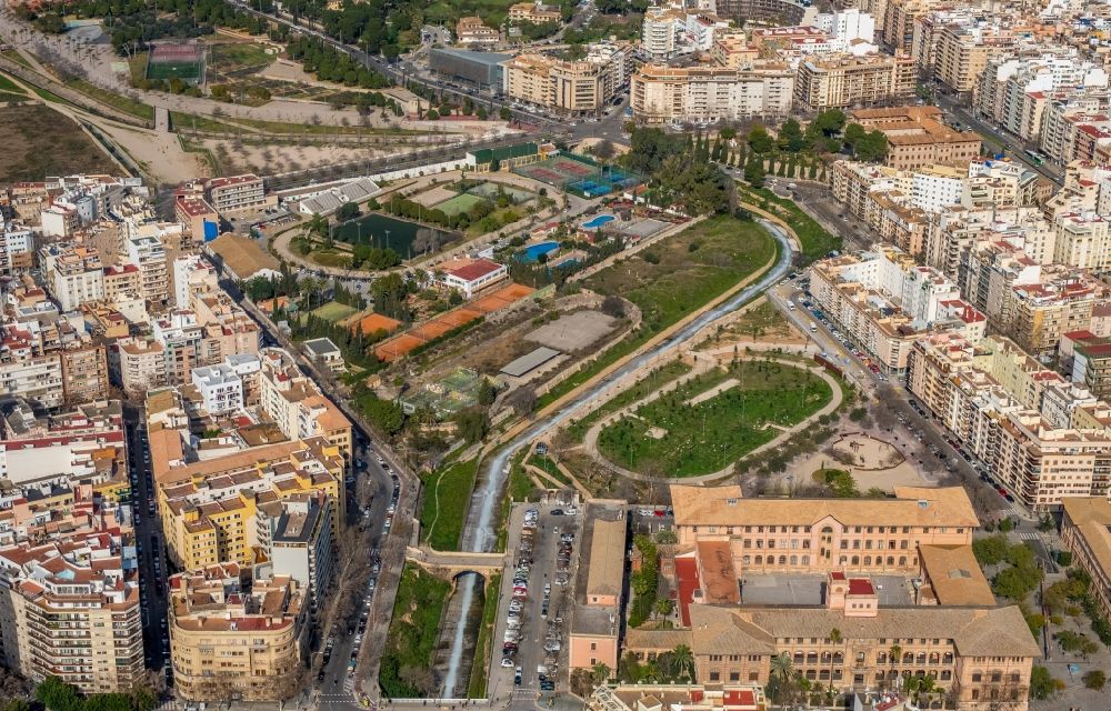 Aerial photograph Palma - Ensemble of sports facilities on Carrer d'Andreu Torrens in the El FortA? district of Palma in the Balearic island of Mallorca, Spain
