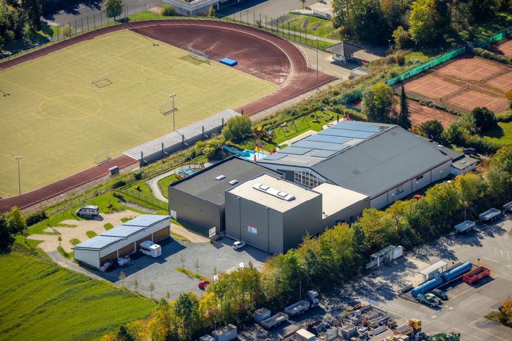 Aerial photograph Schmallenberg - Ensemble of sports grounds on Christine-Koch-Schule along the Obringhauser Strasse in Schmallenberg in the state North Rhine-Westphalia, Germany
