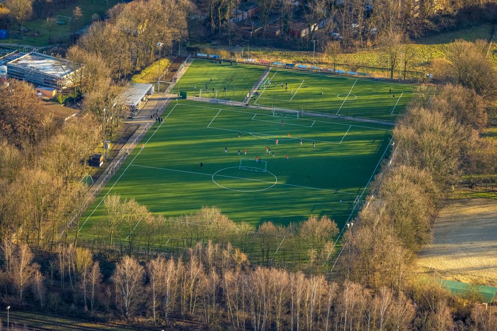 Aerial photograph Gladbeck - Ensemble of sports grounds of Erich Kaestner - Realschule and of Erich-Fried-Schule in Gladbeck in the state North Rhine-Westphalia, Germany