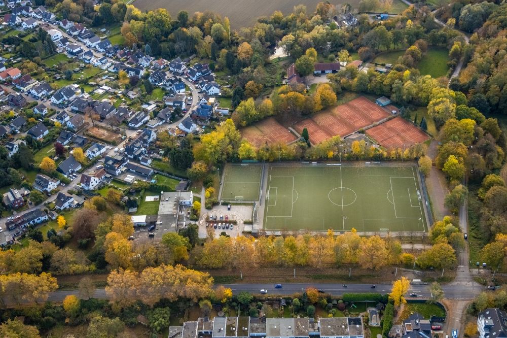 Mülheim an der Ruhr from above - Ensemble of sports grounds on Horbeckstrasse in the district Flughafensiedlung in Muelheim on the Ruhr in the state North Rhine-Westphalia, Germany