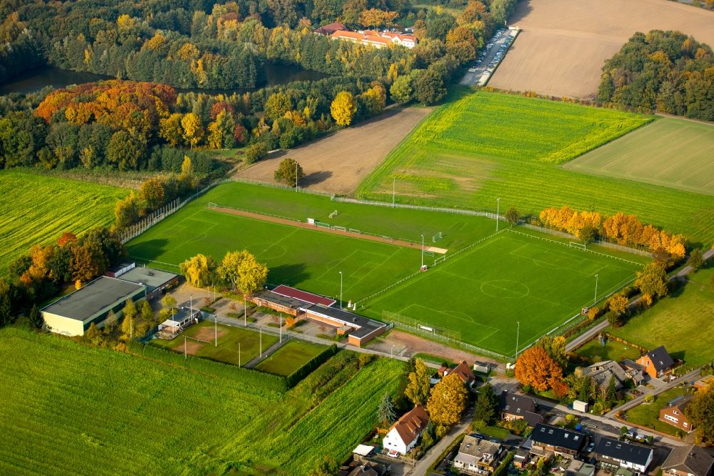 Aerial photograph Hamm - Ensemble of sports grounds and the multi-purpose hall Giesendahl in the autumnal Uentrop part of Hamm in the state of North Rhine-Westphalia