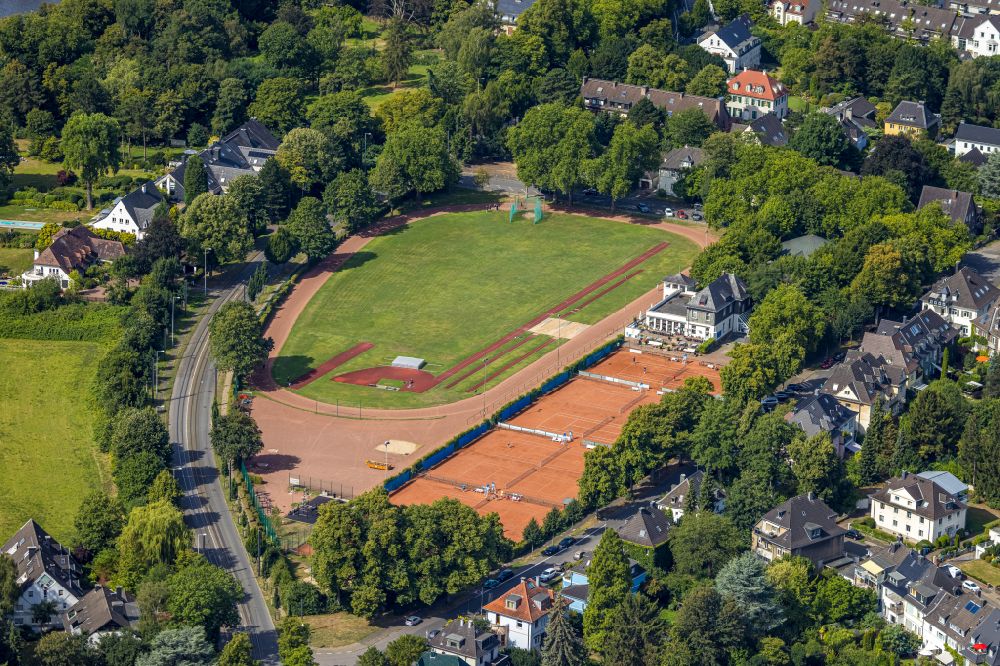 Aerial photograph Mülheim an der Ruhr - Ensemble of sports grounds at the Tennis Club of Muelheim on Kahlenberg in Muelheim on the Ruhr in the state of North Rhine-Westphalia. The facilities are located adjacent to the riverbank of the river Ruhr