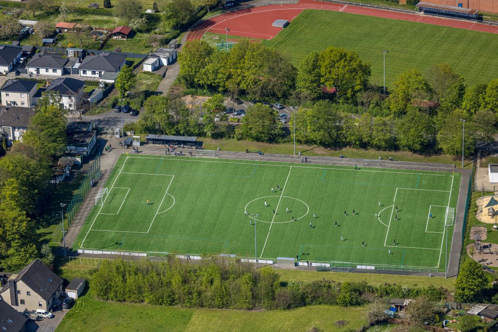 Bergkamen from the bird's eye view: Ensemble of sports grounds on Roemerbergstadion with soccer players on street Sugambrerstrasse in the district Oberaden in Bergkamen at Ruhrgebiet in the state North Rhine-Westphalia, Germany