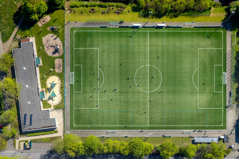 Aerial image Bergkamen - Ensemble of sports grounds on Roemerbergstadion with soccer players on street Sugambrerstrasse in the district Oberaden in Bergkamen at Ruhrgebiet in the state North Rhine-Westphalia, Germany