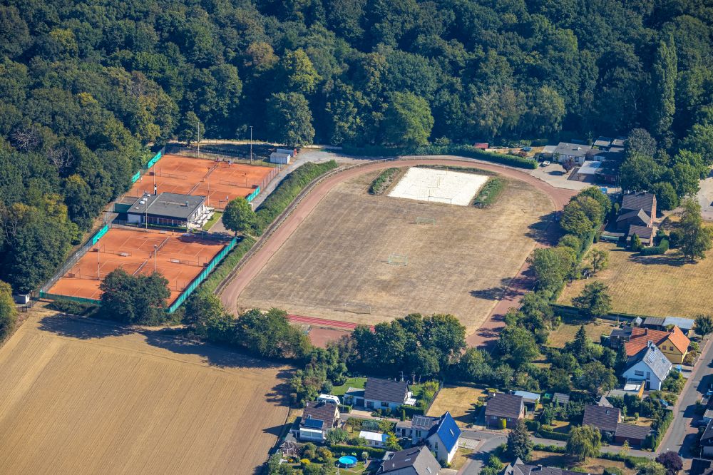 Aerial photograph Voerde (Niederrhein) - Ensemble of sports grounds on Rotbachwanderweg - Im Kirchbruch in Voerde (Niederrhein) in the state North Rhine-Westphalia, Germany