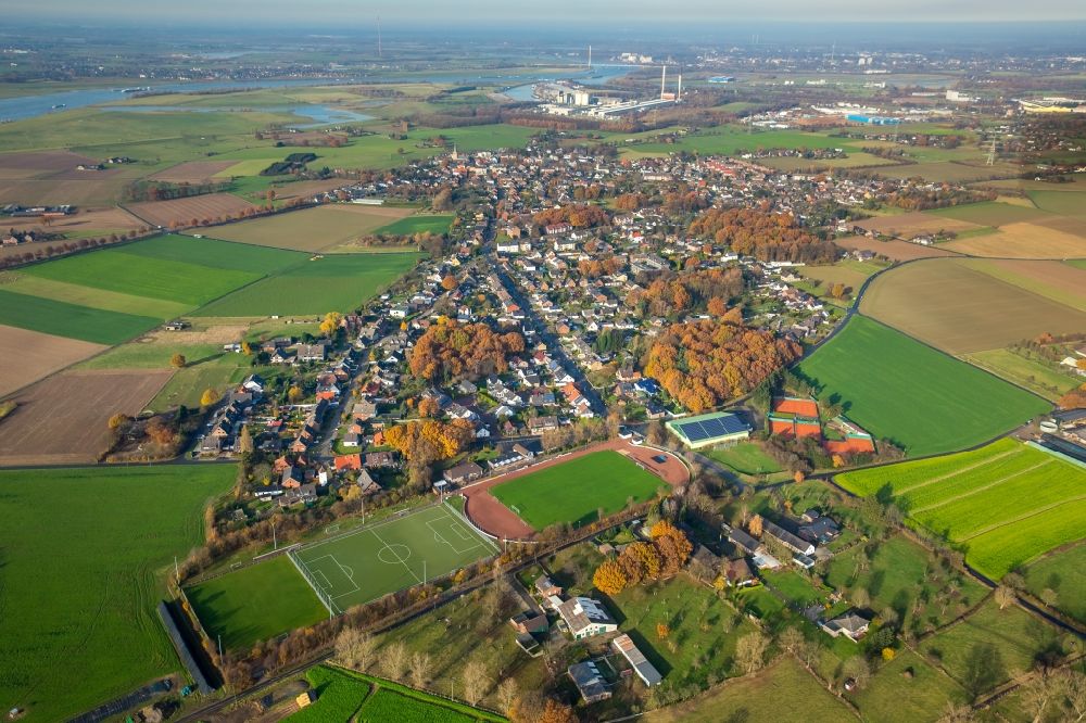 Voerde (Niederrhein) from the bird's eye view: Ensemble of sports grounds SV Spellen 1920 e.V. Groelberg in the district Spellen in Voerde (Niederrhein) in the state North Rhine-Westphalia