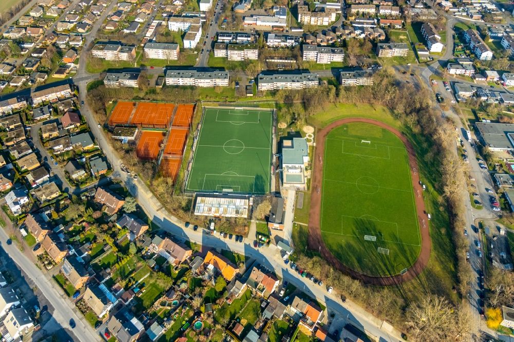 Aerial image Heessen - Ensemble of the sports grounds of the sports center Heessen with soccer field and tennis courts in Heessen in the state North Rhine-Westphalia, Germany