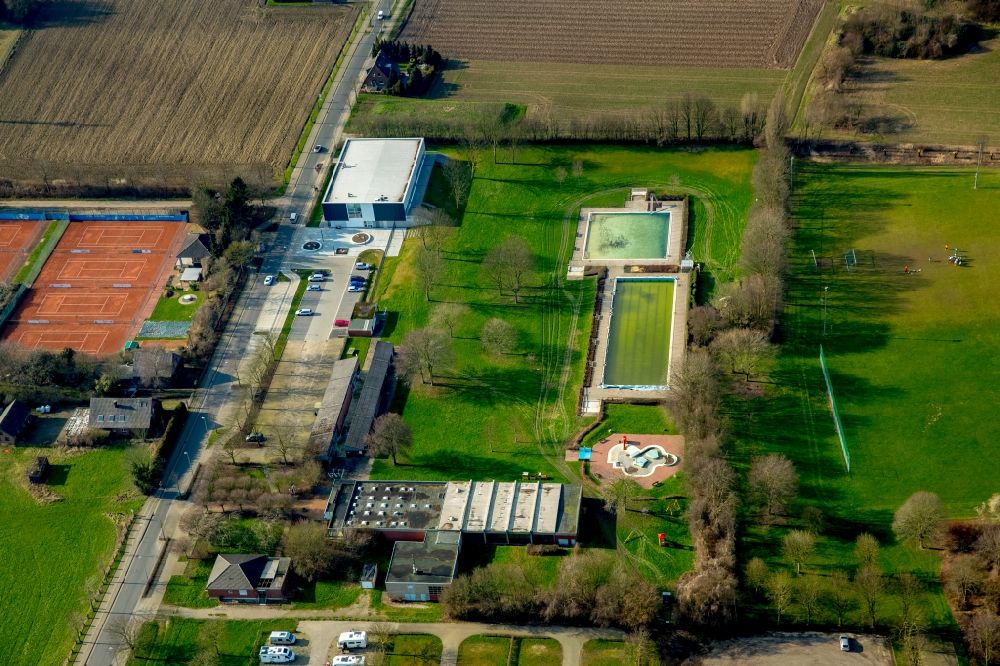 Aerial image Rees - Ensemble of sports grounds adjacent to the public pools and on Ebentalstrasse in Rees in the state of North Rhine-Westphalia
