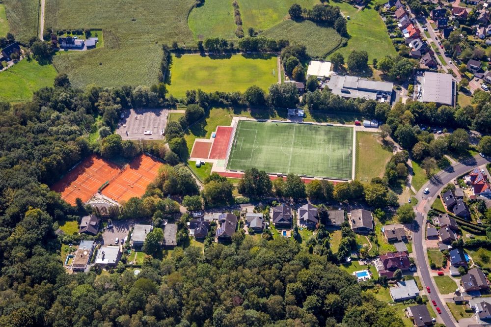 Aerial image Hünxe - Ensemble of sports grounds of STV Huenxe In den Elsen in Huenxe in the state North Rhine-Westphalia, Germany